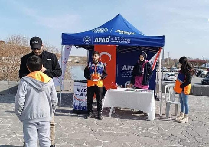 Tarihi Murat Köprüsü’nde deprem farkındalık standı kuruldu
