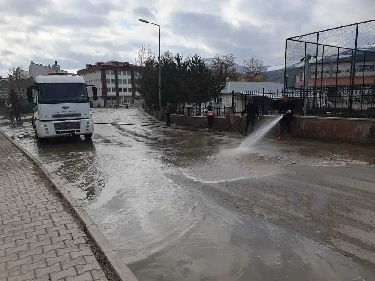 Yollar basınçlı suyla yıkanıyor çevre temizliği aralıksız devam ediyor
