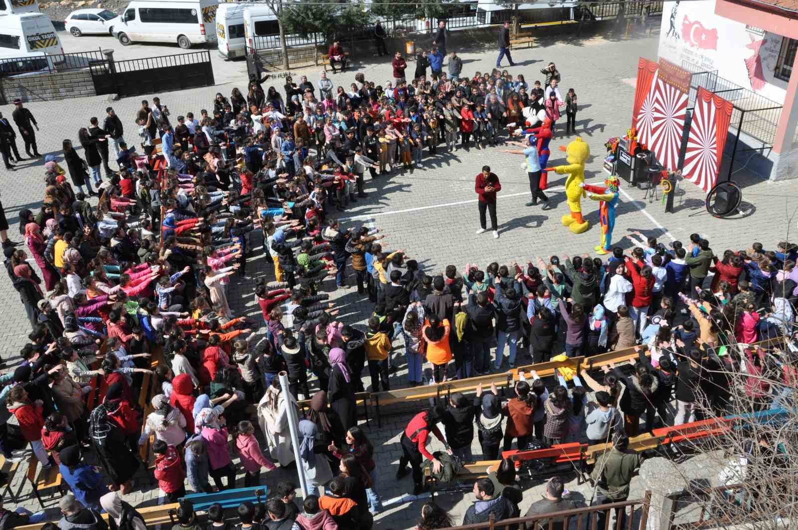 Batman’da 3 bin rakımlı Mereto Dağı eteklerinde çocuk karnavalı düzenlendi