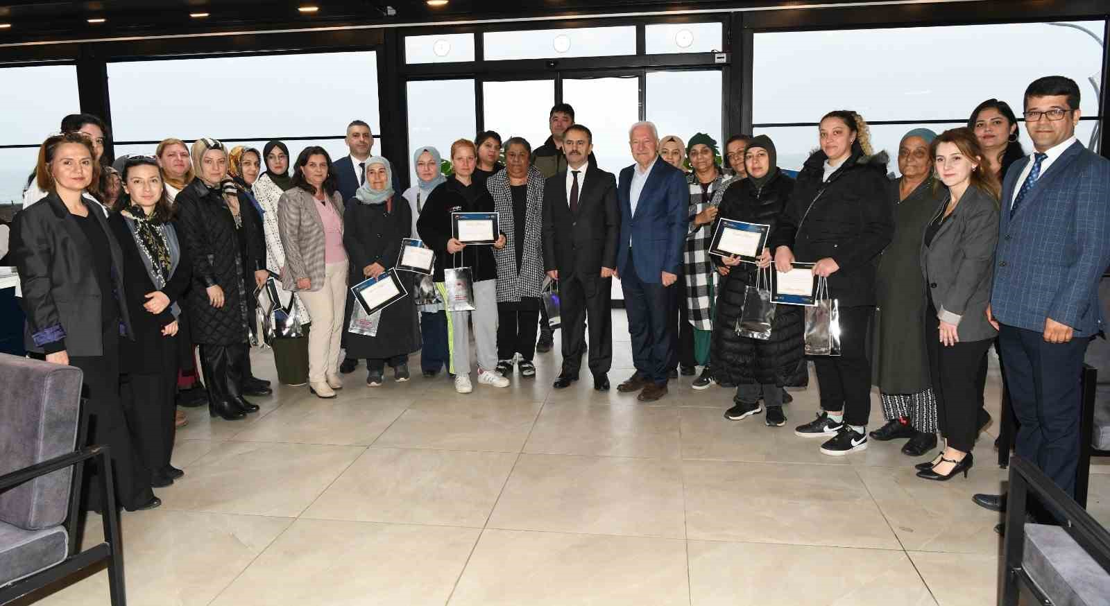 Lapseki’de Budama Eğitimini tamamlayan kadınlar sertifikalarını aldı