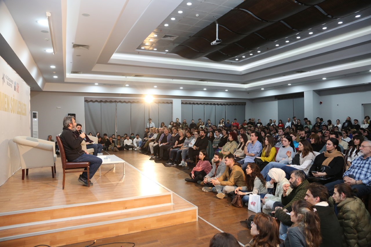 K&uuml;&ccedil;&uuml;k&ccedil;ekmece&rsquo;de sinemaseverlerden Zeki Demirkubuz&rsquo;a b&uuml;y&uuml;k ilgi
