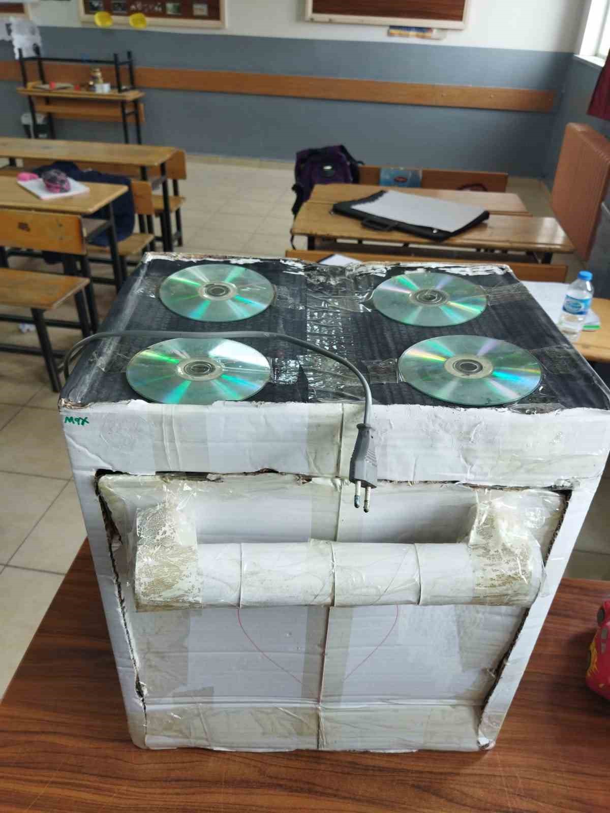 Ağrı&rsquo;da &ouml;ğrenciler geri d&ouml;n&uuml;ş&uuml;m malzemeleriyle teknolojik aletler yaptı
