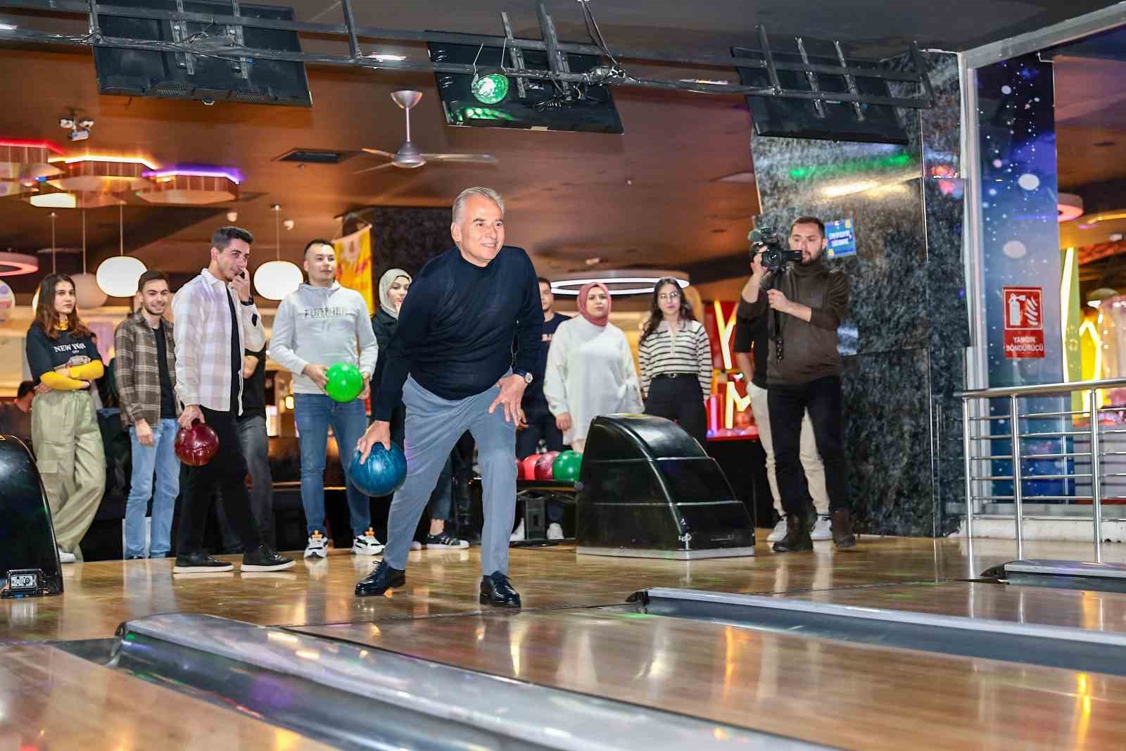 Başkan Zolan, gençlerle bowlingde hünerlerini sergiledi
