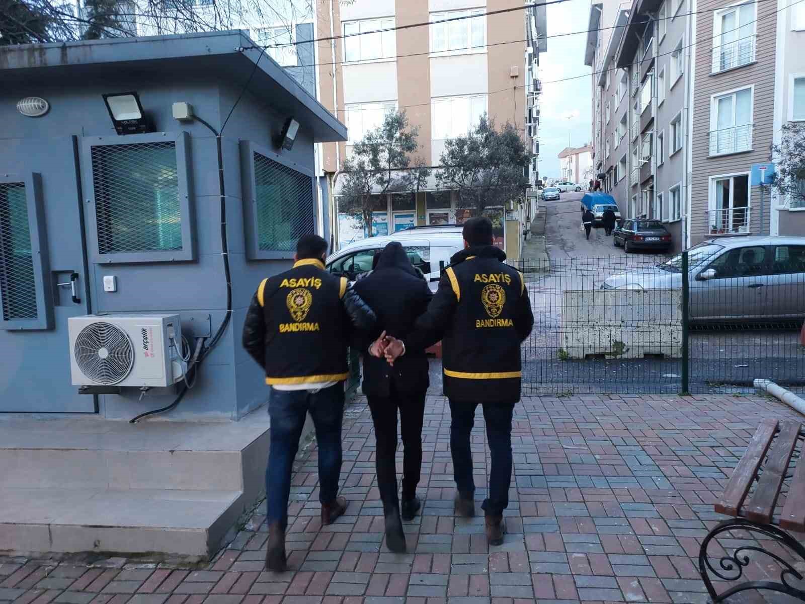 Bandırma’da araç içinden banka kartı çalan hırsız yakalandı