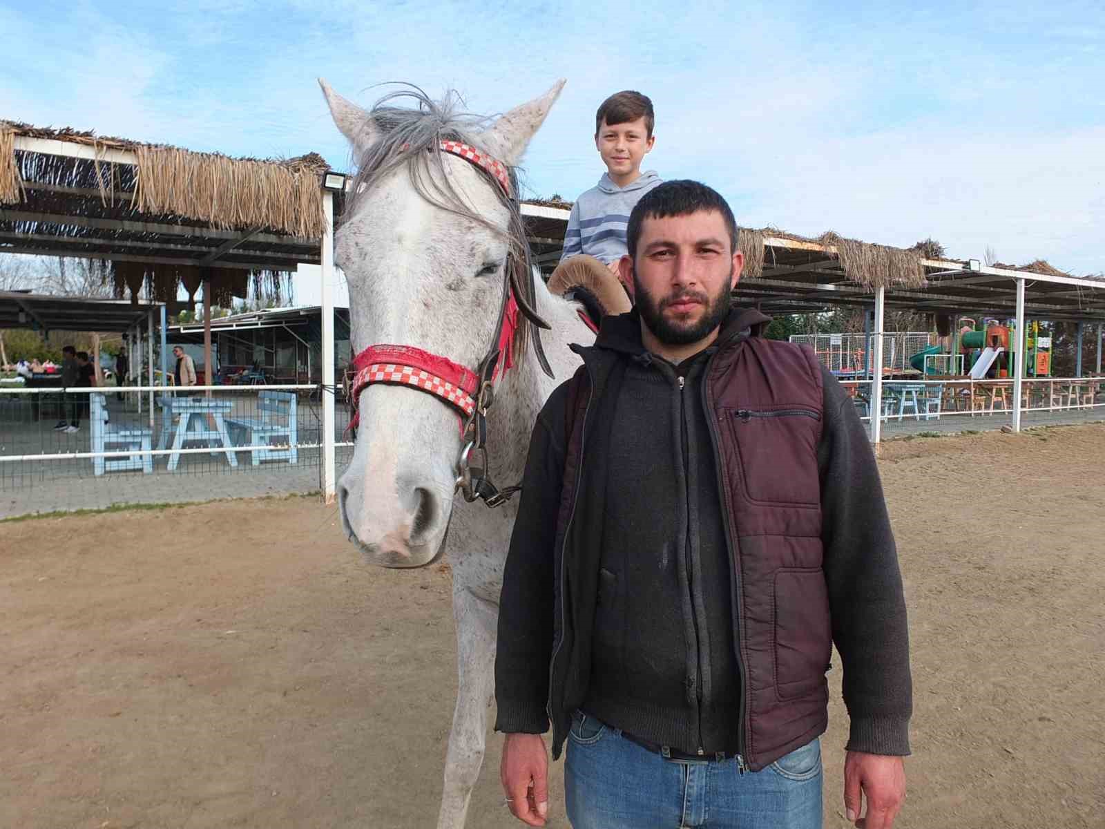 Balıkesir&rsquo;de &ccedil;ocuklar ilk kez at binmenin sevincini yaşadı

