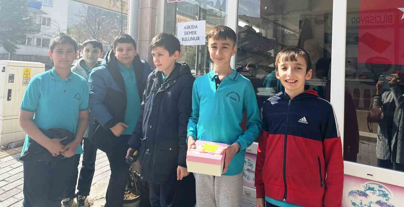 K&uuml;tahya Ahteri İmam Hatip Ortaokulundan &ldquo;Askıda Ekmek&rdquo; uygulaması
