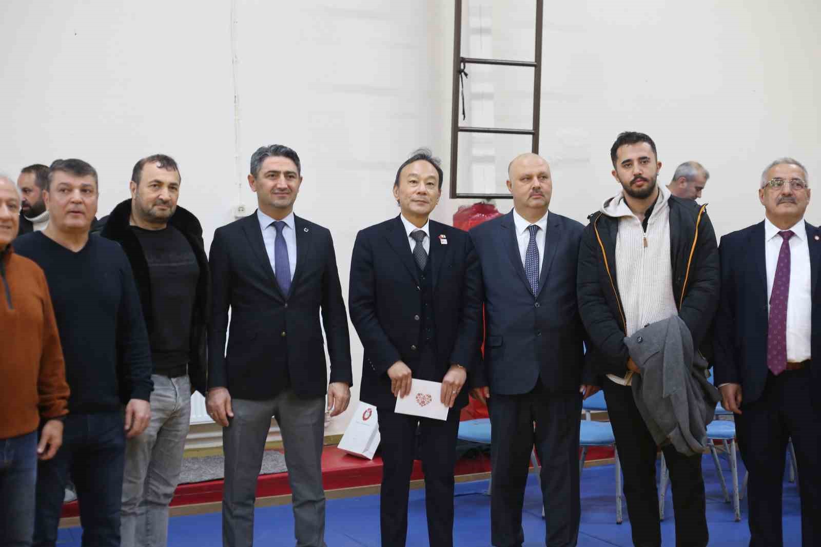 Japon Büyükelçi Takahiko Katsumata’dan genç judoculara kıyafet desteği