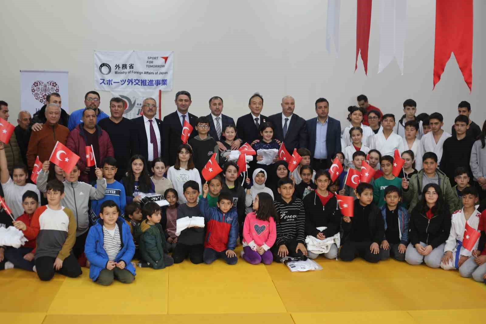 Japon B&uuml;y&uuml;kel&ccedil;i Takahiko Katsumata&rsquo;dan gen&ccedil; judoculara kıyafet desteği
