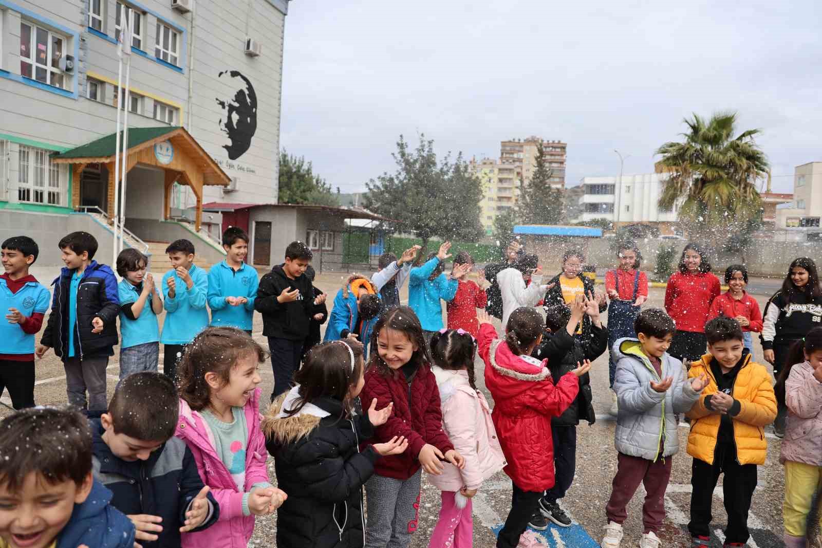 Adana’da kuzey ilçelere kar yağarken, kar yağmayan Kozan’a ise suni kar getirildi