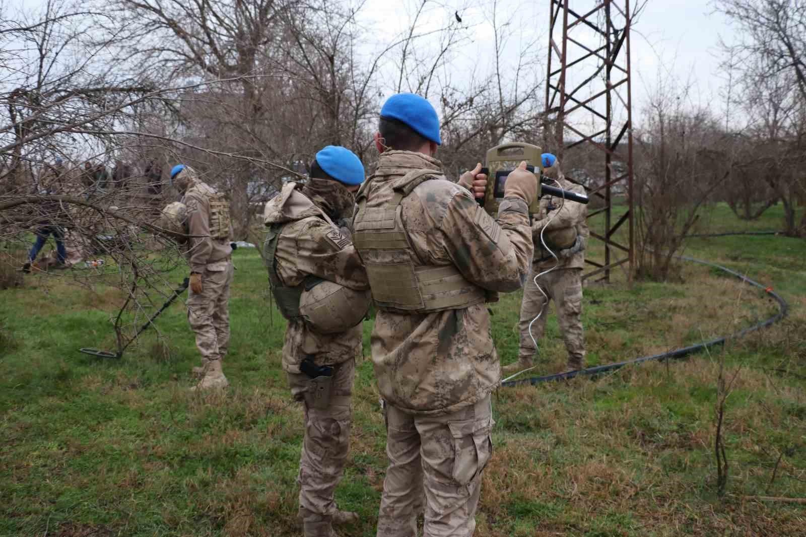 Şanlıurfa’da terör operasyonunda gözaltına alınan şüpheliler jandarmada