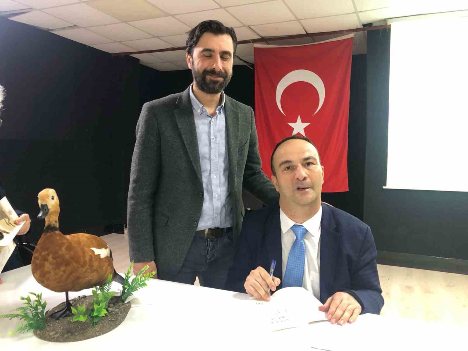 Yalova&rsquo;da &ldquo;Angut Kuşu&rdquo; kitabı imza g&uuml;n&uuml;ne yoğun ilgi
