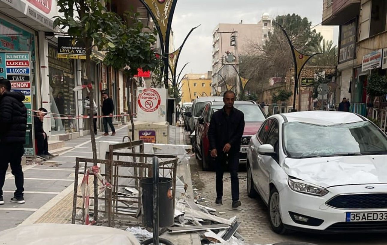 Kızıltepe’de inşaatın önünden geçen çocuğun üzerine ahşap kapı düştü
