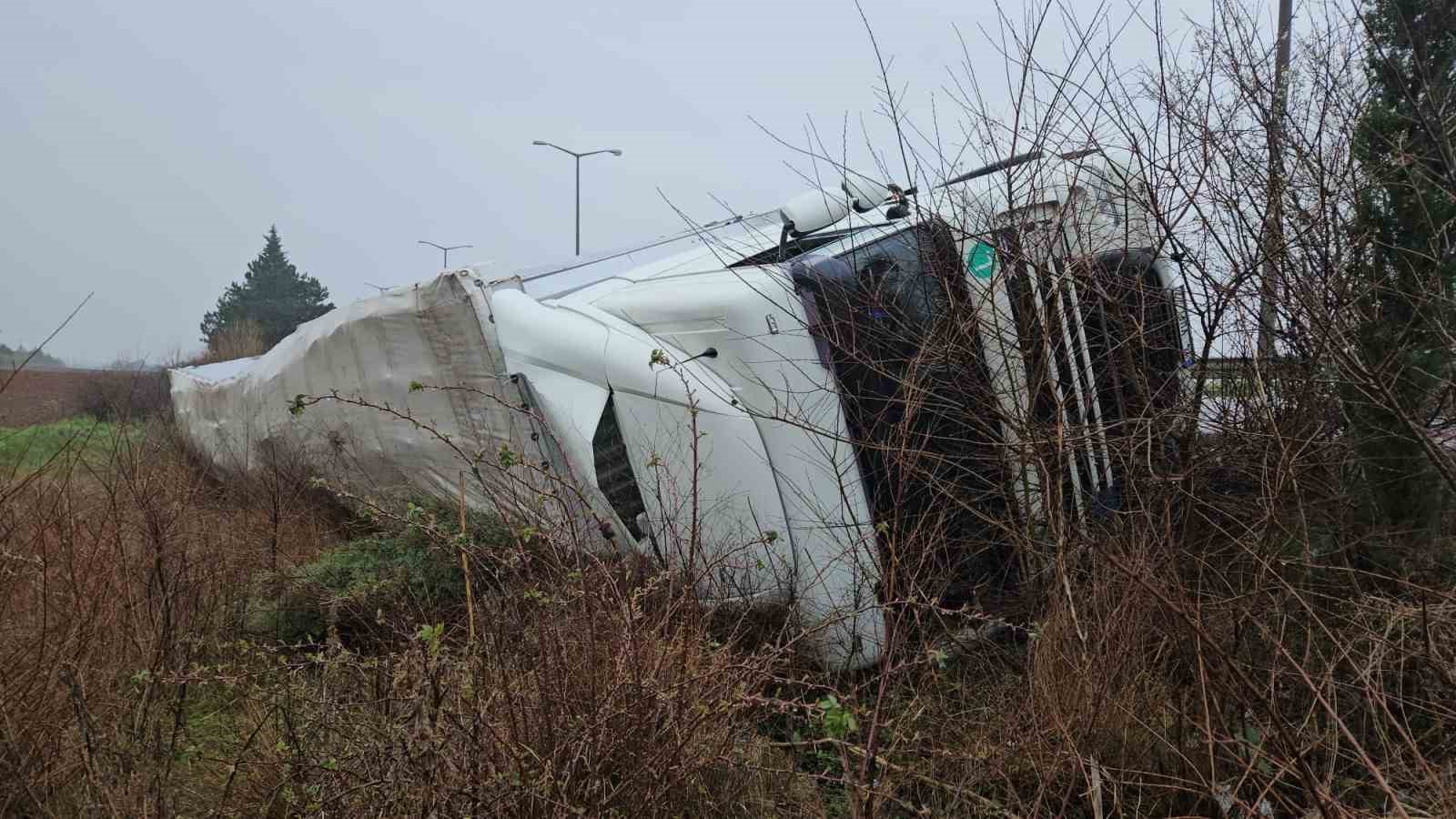 Edirne’de porselen yüklü tır devrildi