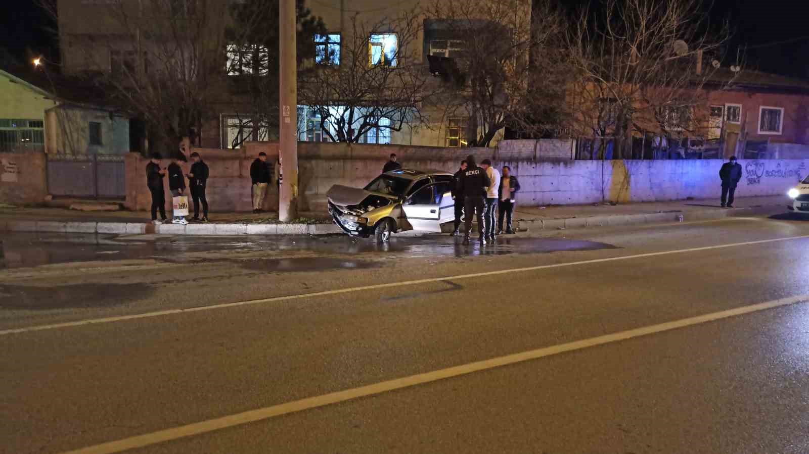Kontrolden çıkan otomobil direğe çarptı: 1 yaralı