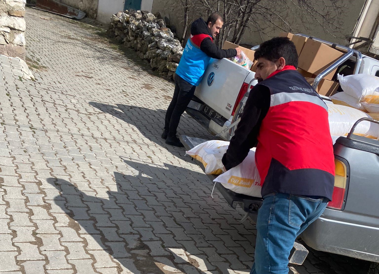 Dumlupınar’da hasat edilen buğdaydan elde edilen un ihtiyaç sahiplerine dağıtıldı