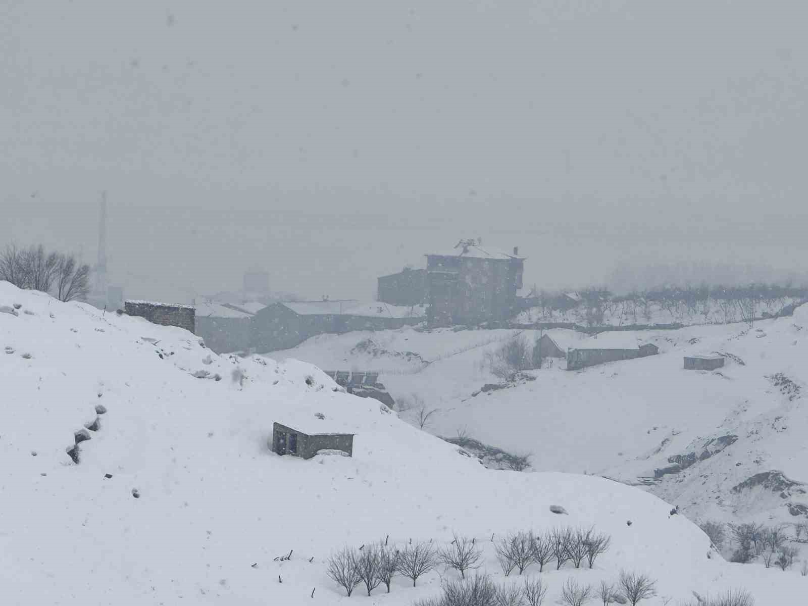 Hakkari&rsquo;de 6 k&ouml;y ve 14 mezra yolu ulaşıma kapandı
