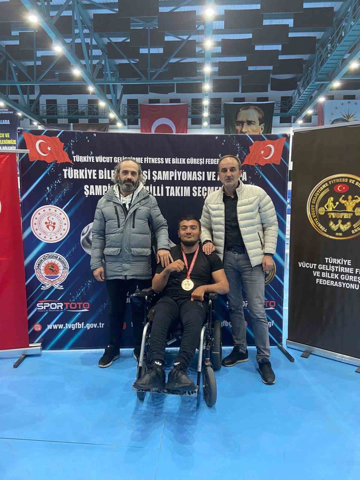 Engelli gen&ccedil; bilek g&uuml;reşiyle hayata tutundu, T&uuml;rkiye şampiyonu oldu
