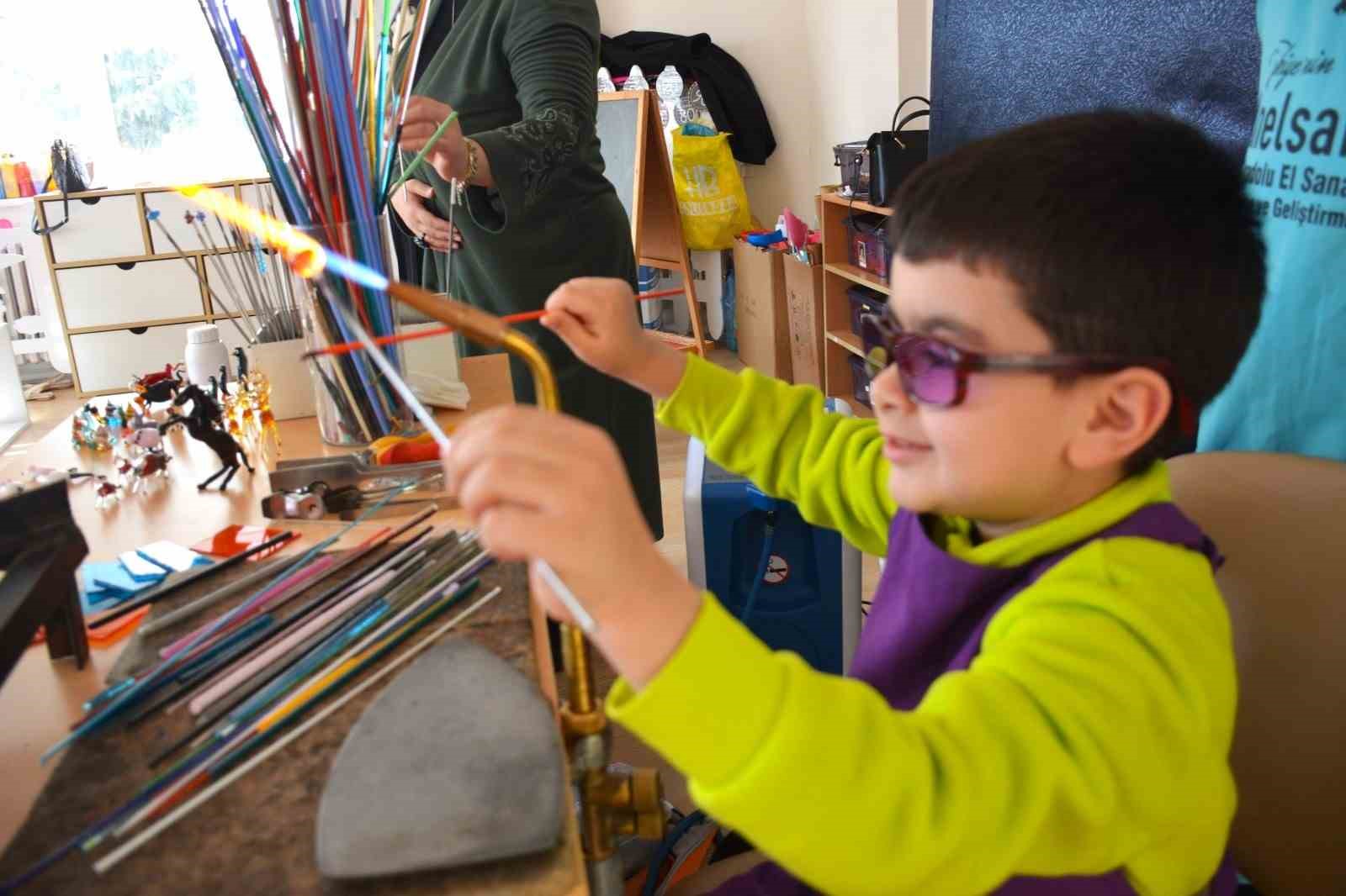 Cam minik ellerde v&uuml;cut buldu
