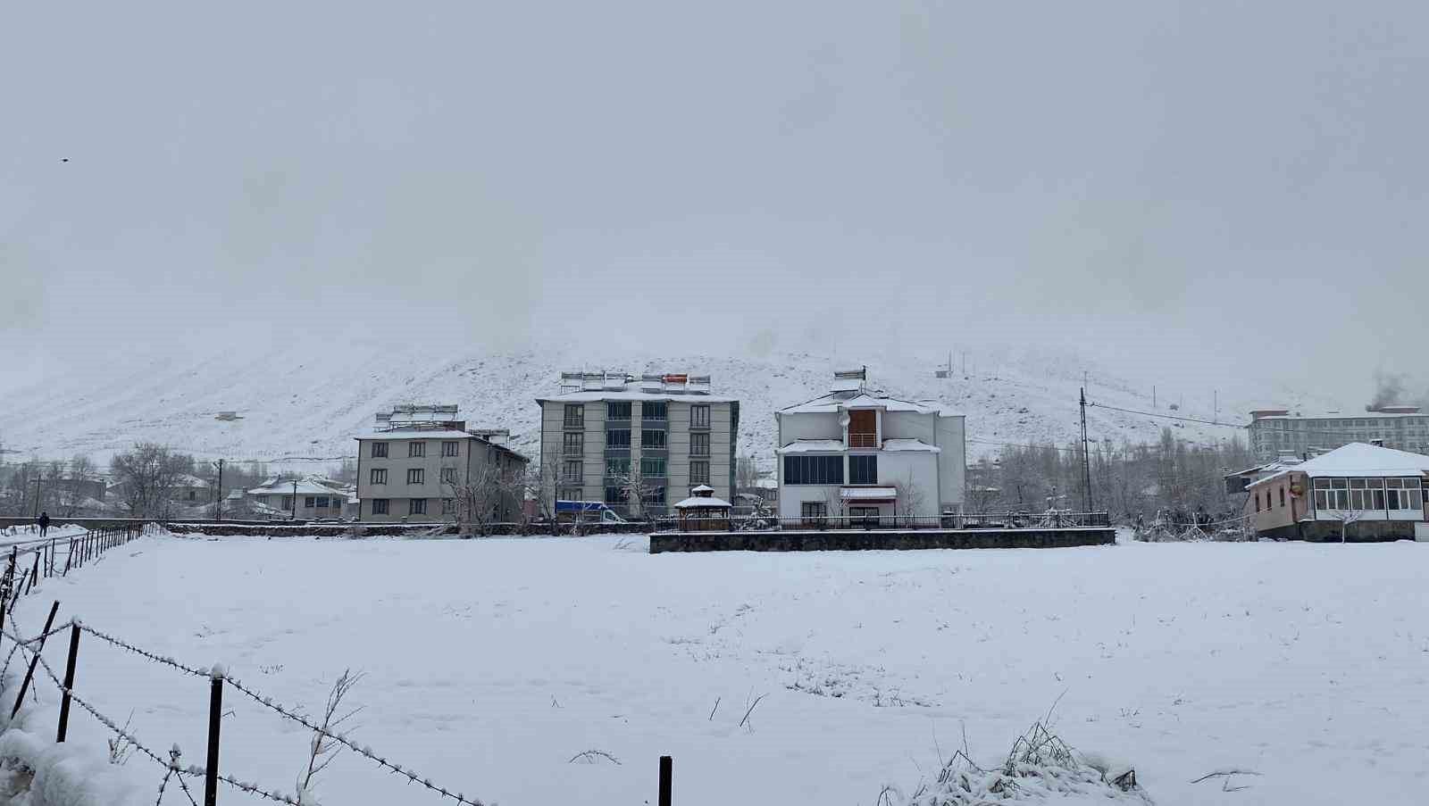 Karlıova&rsquo;da kar yağışı etkisini s&uuml;rd&uuml;r&uuml;yor
