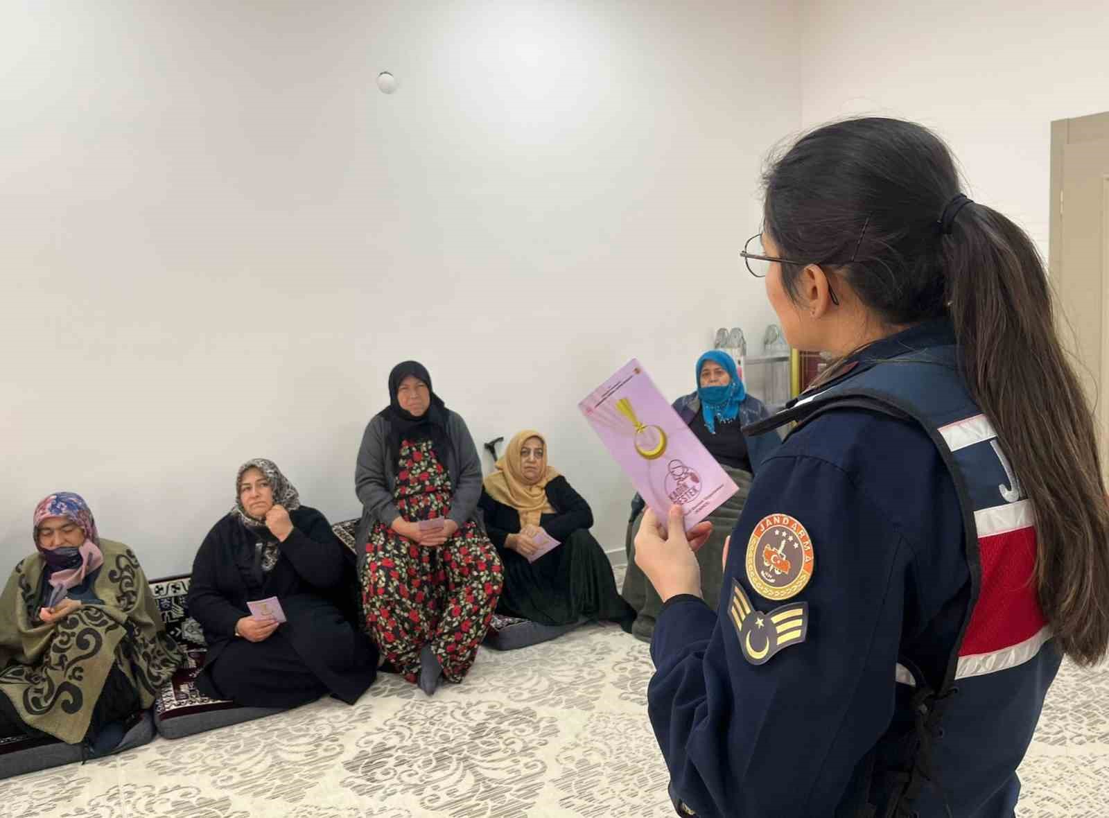 Jandarma ekipleri k&ouml;y k&ouml;y gezip kadınlara KADES eğitimi veriyor

