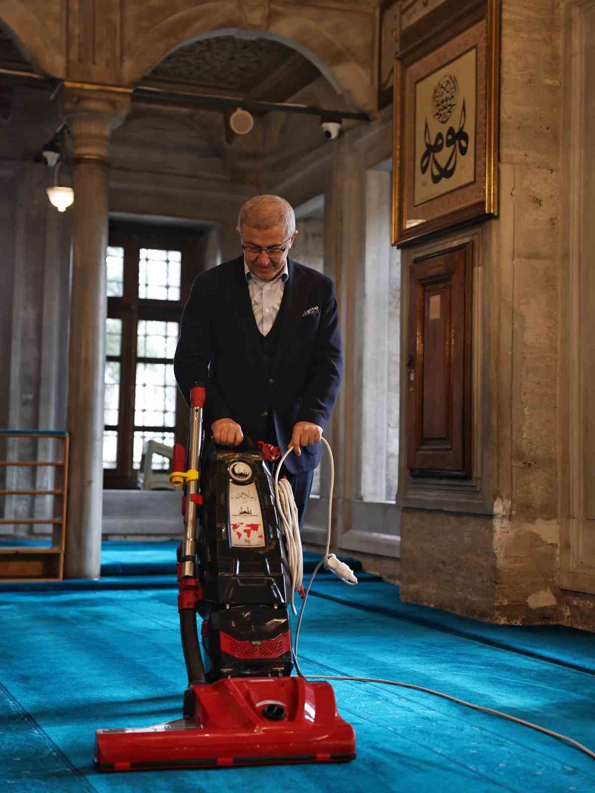 Eyüpsultan Cami ve meydanı gül suyu ile yıkandı
