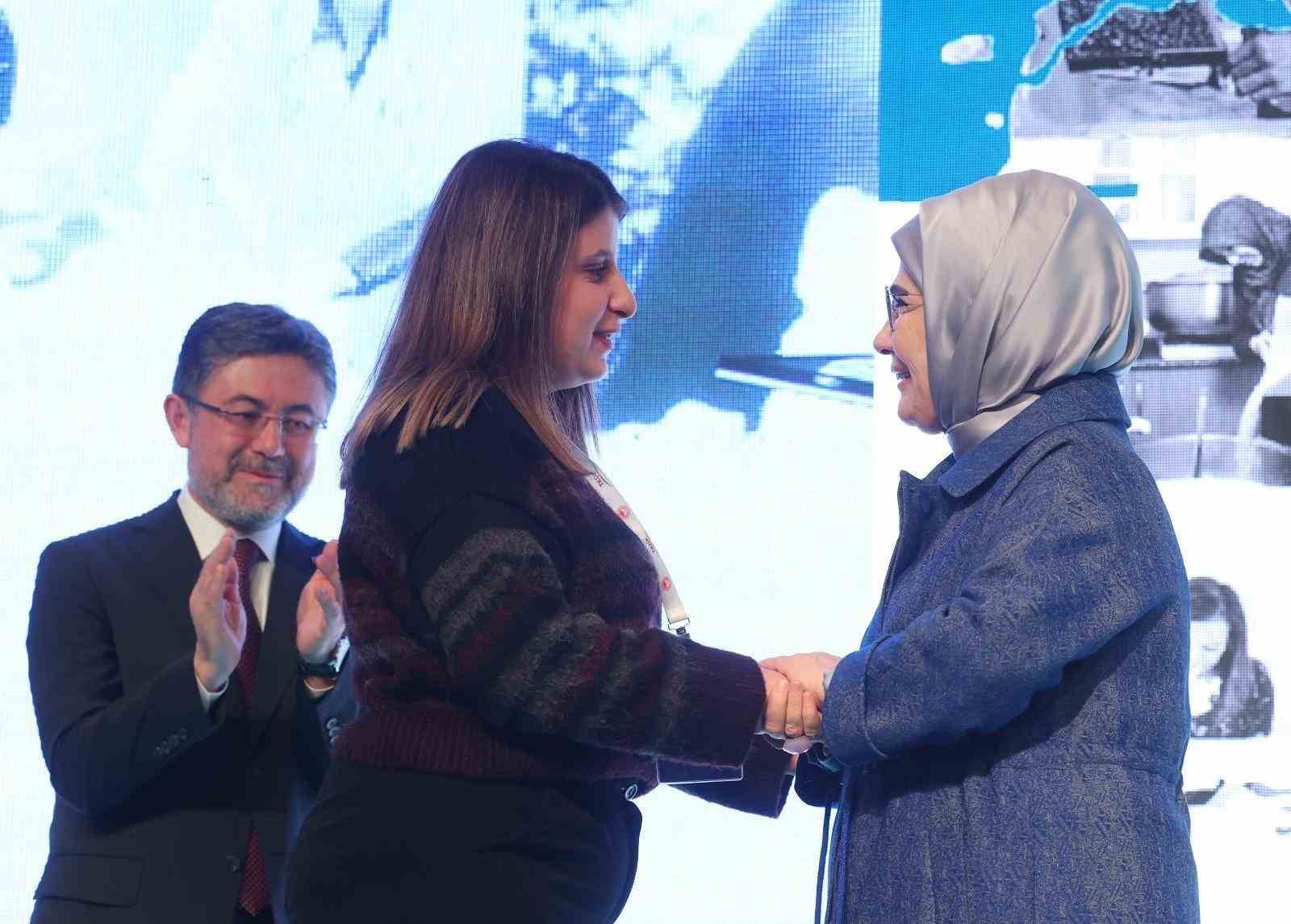 Depremde ailesini kaybedince fabrikanın başına ge&ccedil;en Buket: &ldquo;&Ccedil;alışanlarımız beni Buket olarak biliyordu ama şimdi patron olarak biliyor&rdquo;
