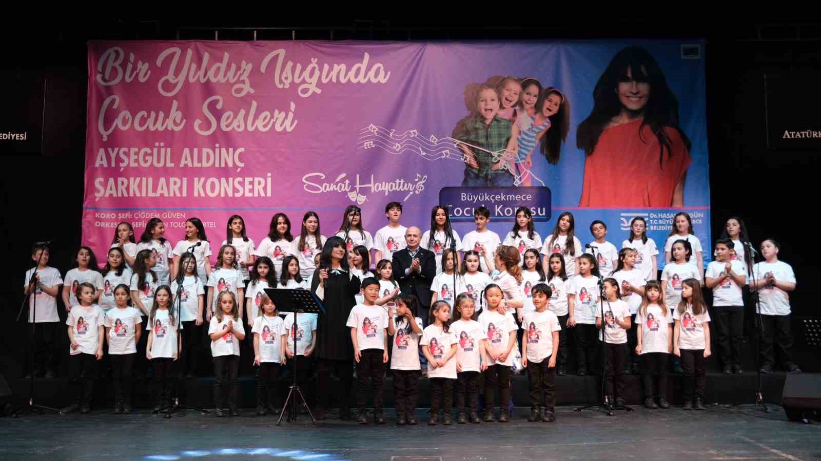 Ayşegül Aldinç, Çocuk Korosu ile birlikte kendi şarkılarını söyledi
