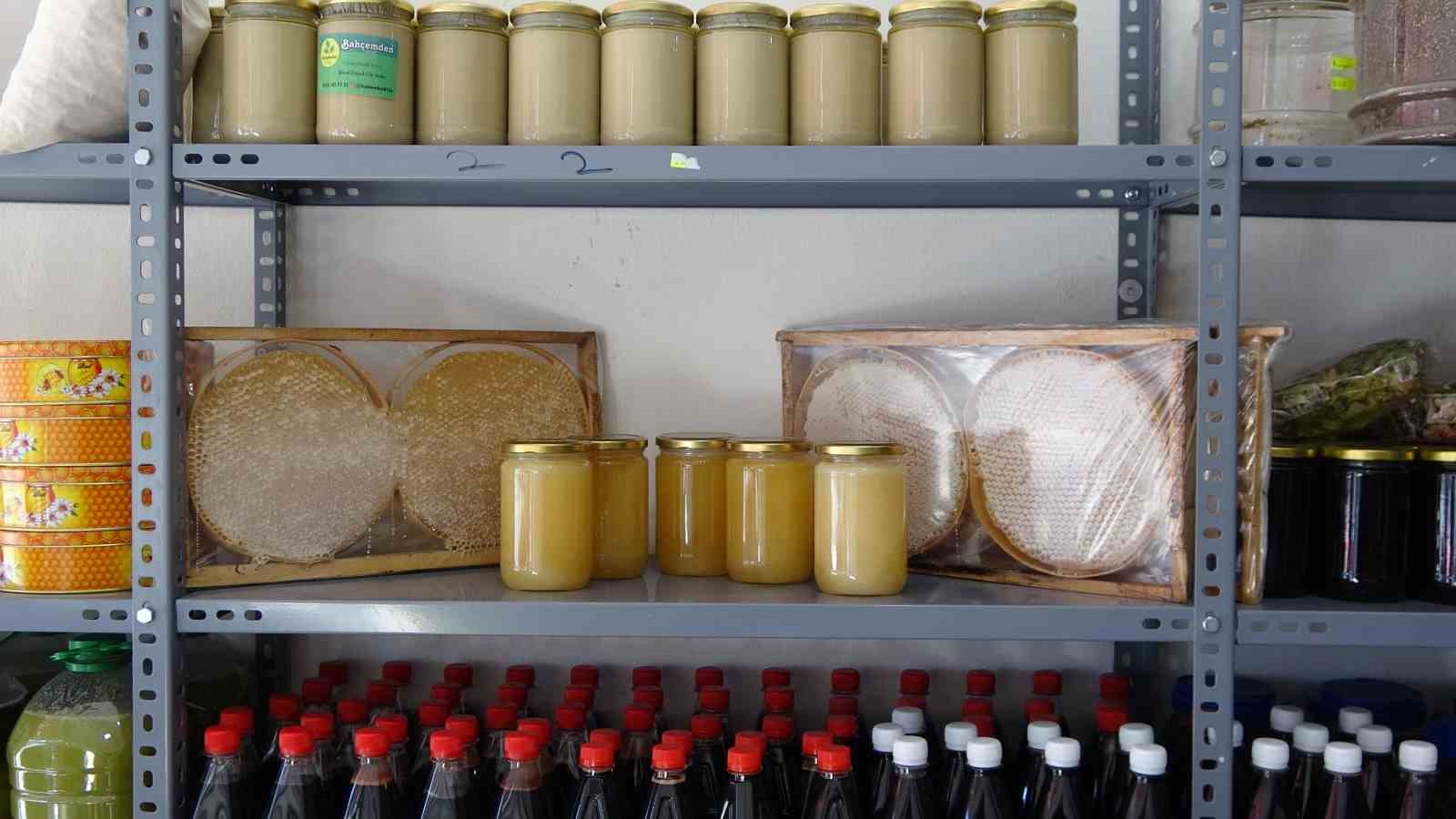 3 &ccedil;ocuk annesi kadın y&ouml;resel &uuml;r&uuml;nler satarak aile ekonomisine katkıda bulunuyor
