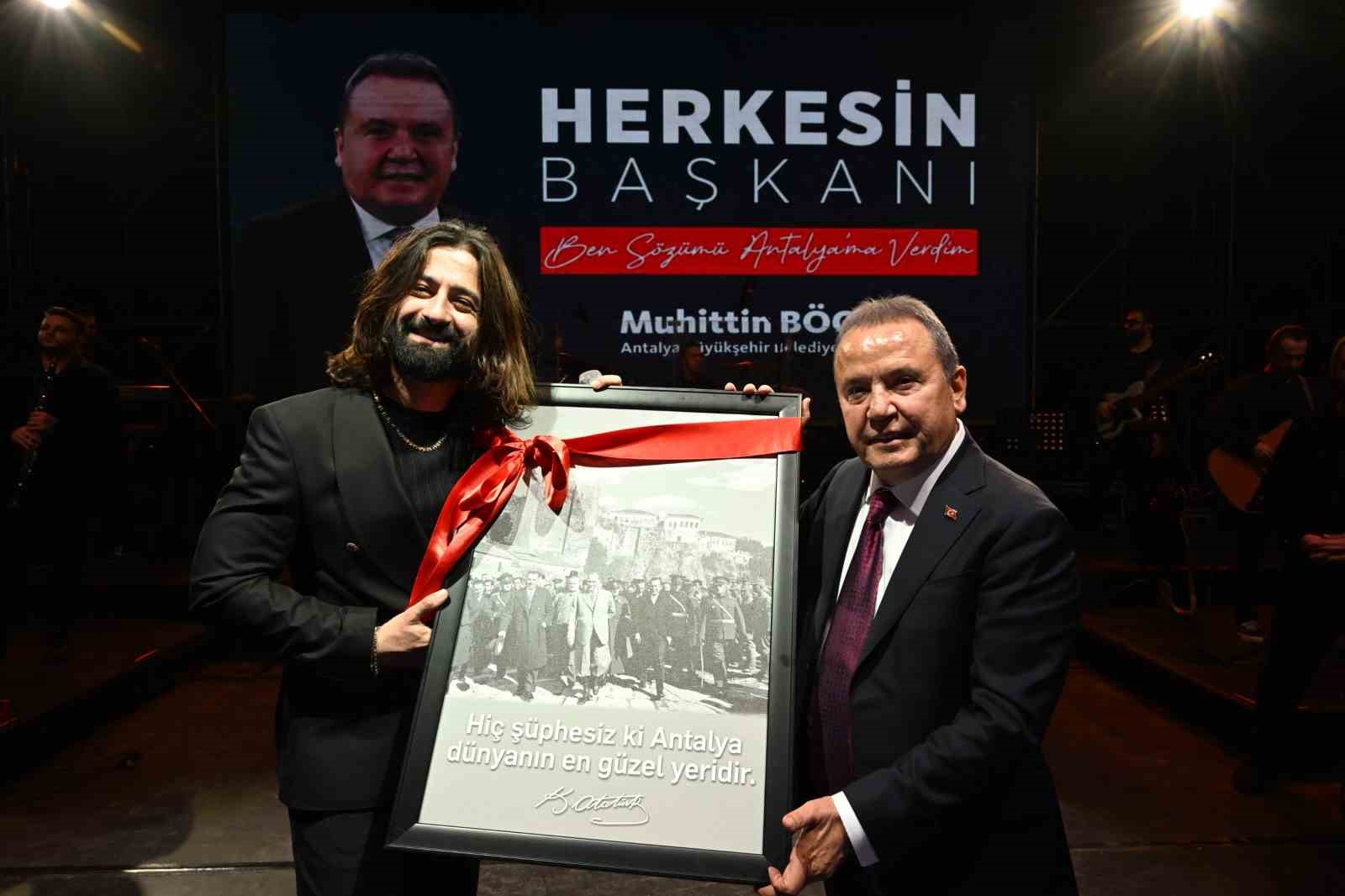 Ata’nın Antalya’ya gelişi Koray Avcı konseriyle kutlandı