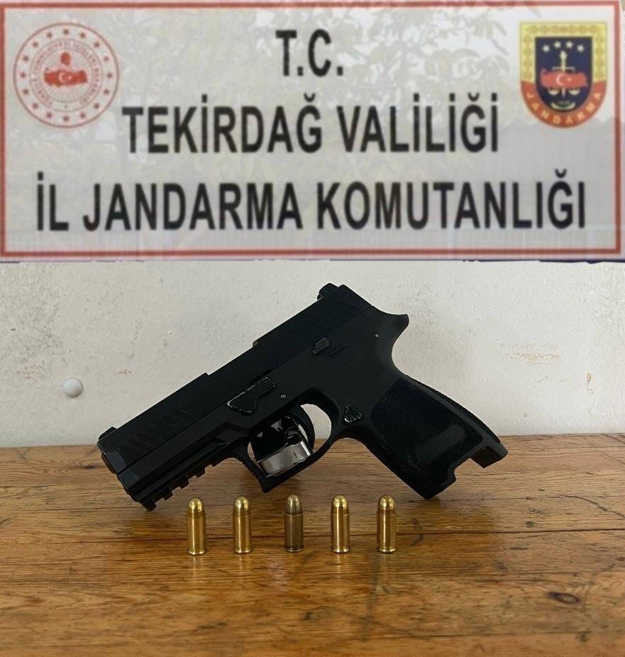 Üzerlerinden tabanca ele geçirildi