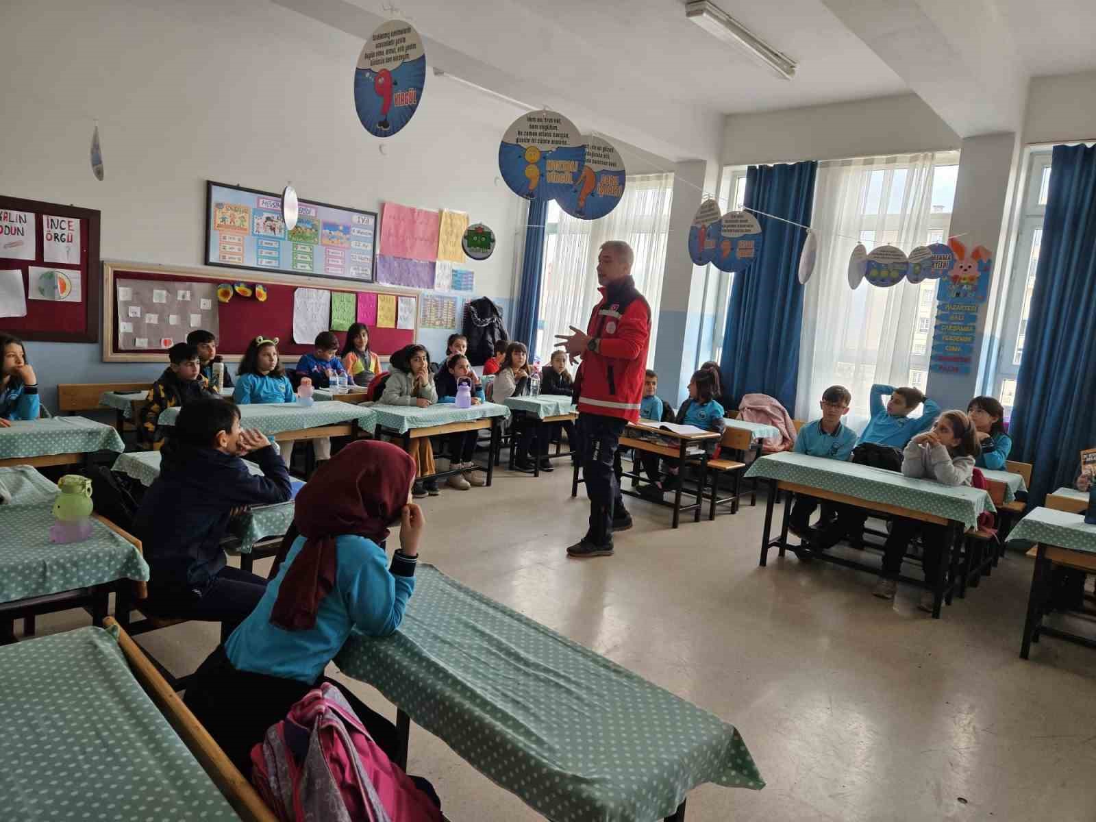 Bing&ouml;l&rsquo;de MEB AKUB ekipleri 57 okulda eğitim verdi

