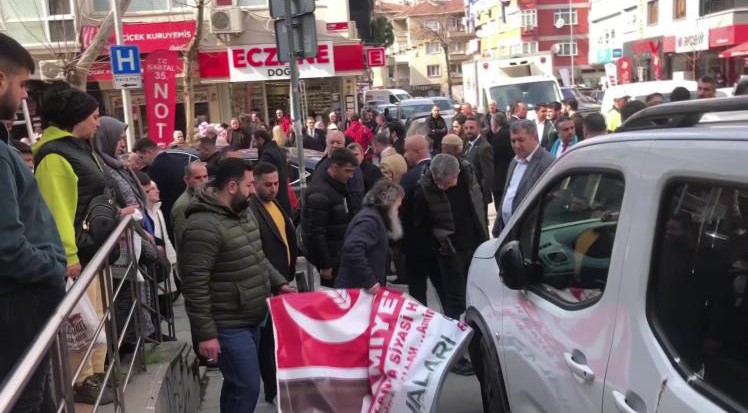 İYİ Partililer ve Yeniden Refah Partililer arasında pankart krizi
