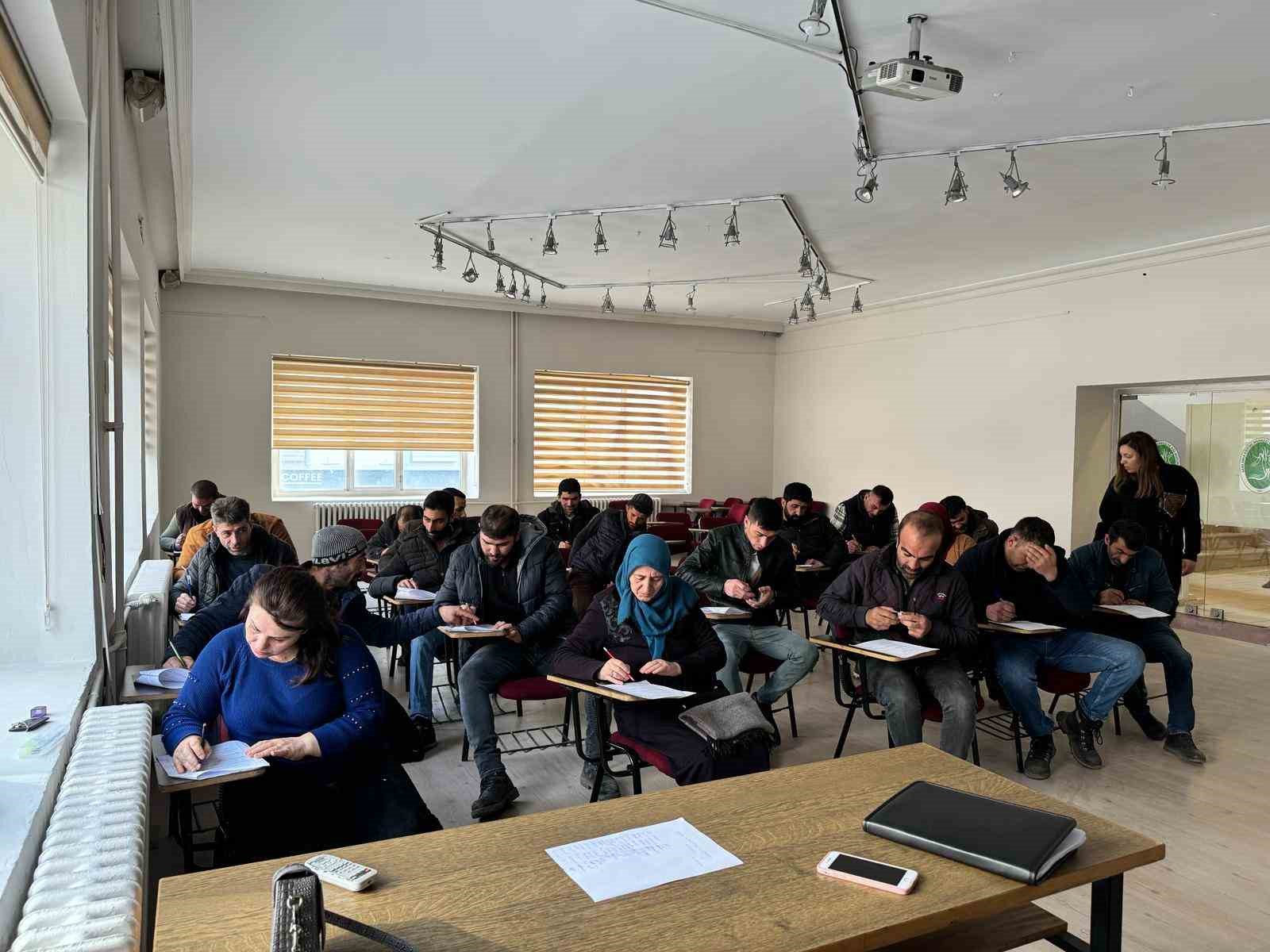 Kars&rsquo;ta s&uuml;r&uuml; y&ouml;neticiliği kursu sona erdi

