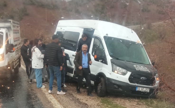 Şırnak-Siirt kara yolunda yoldan çıkan minibüste 1 kişi yaralandı
