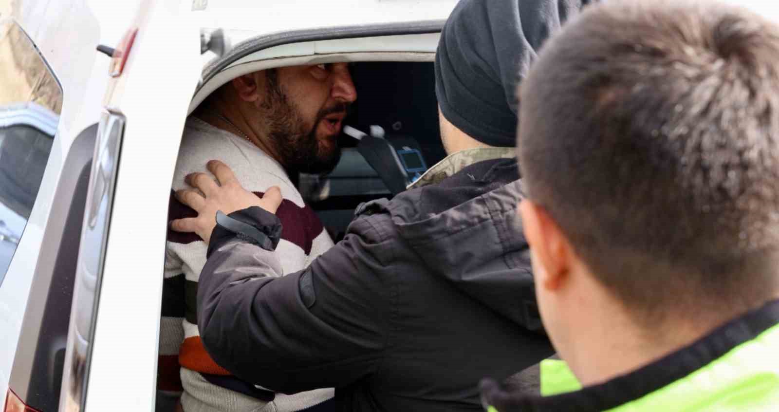 Uyuşturucudan aranan şahıs polisle yaşanan kovalamacada yakalandı
