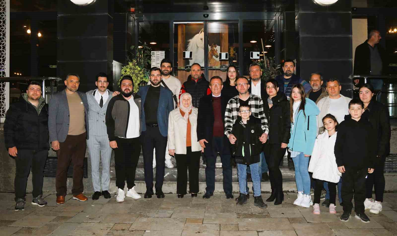 Pamukkale Adayı Pekdemir klasik otomobiliyle şehir turu attı
