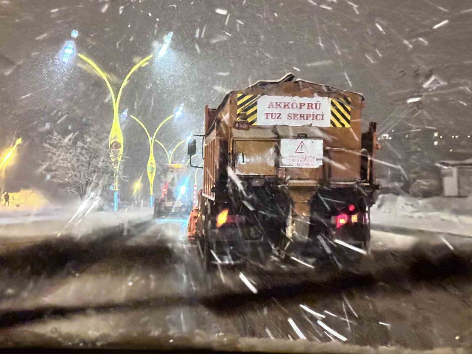 Kar yağışı Yüksekova-Esendere karayolunu ulaşıma kapattı
