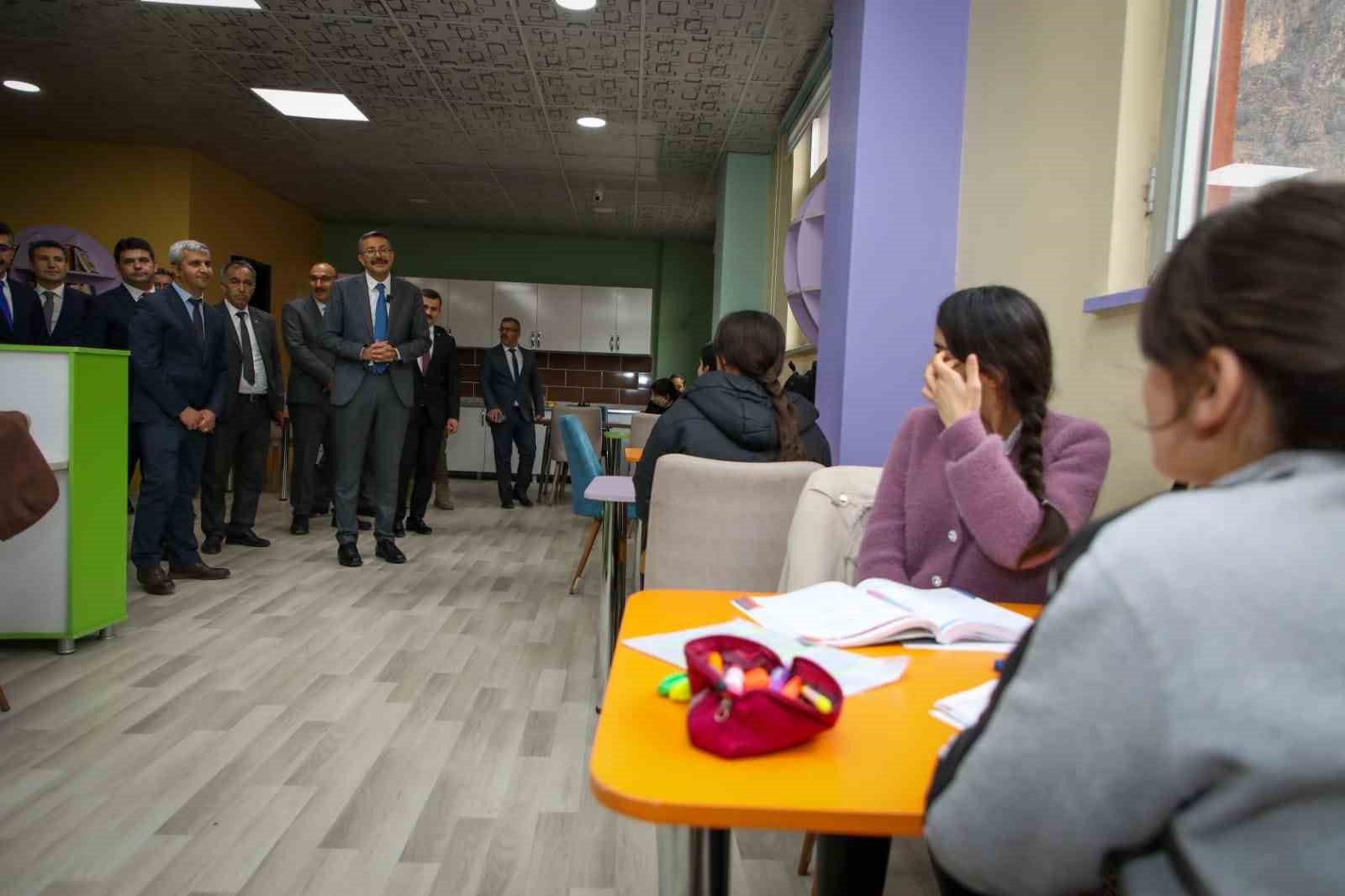 Vali &Ccedil;elik, &Ccedil;ukurca&rsquo;da ok&ccedil;uluk kul&uuml;b&uuml; a&ccedil;tı
