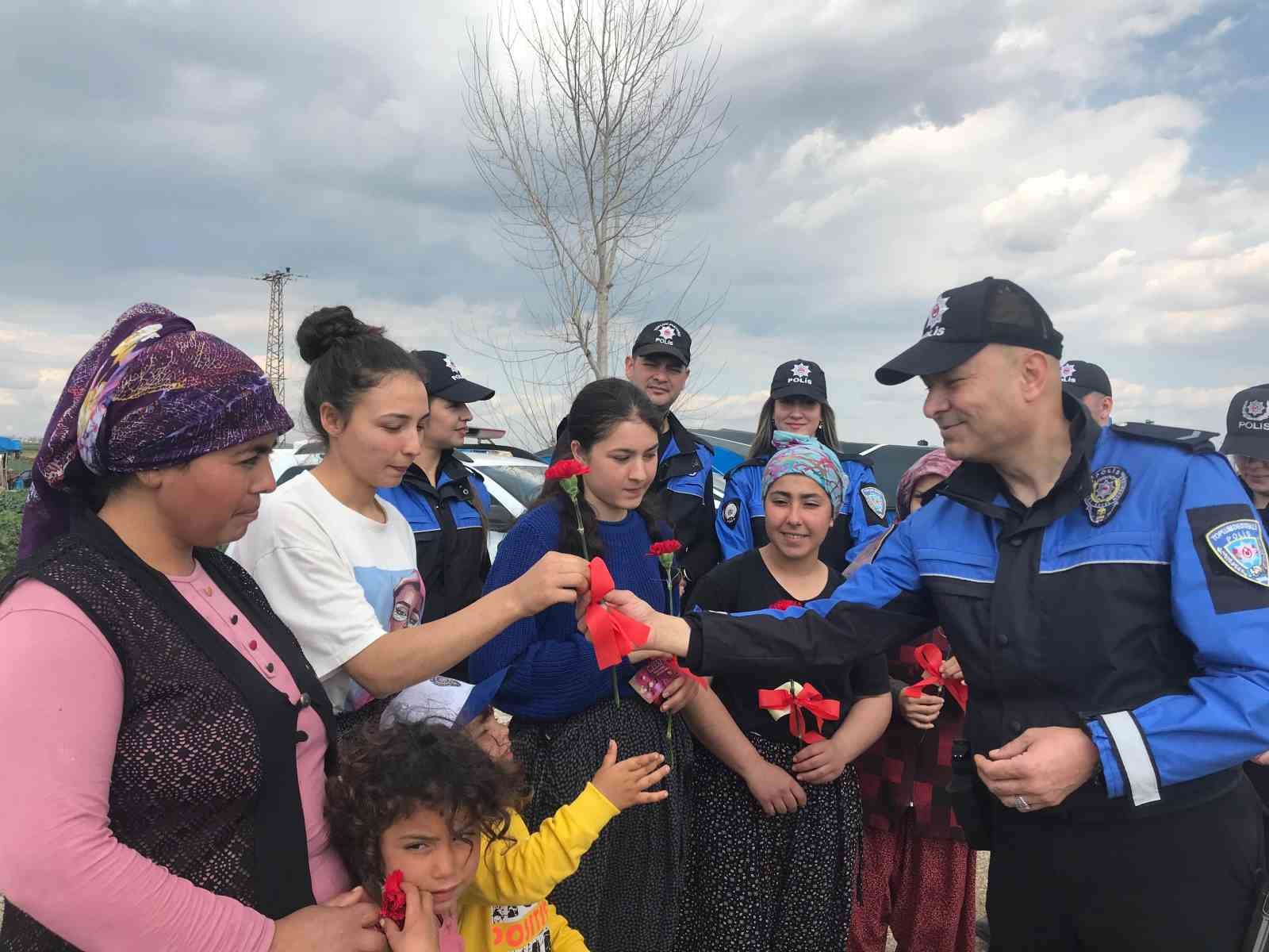 Adana polisinden tarlada çalışan kadınlara karanfilli kutlama