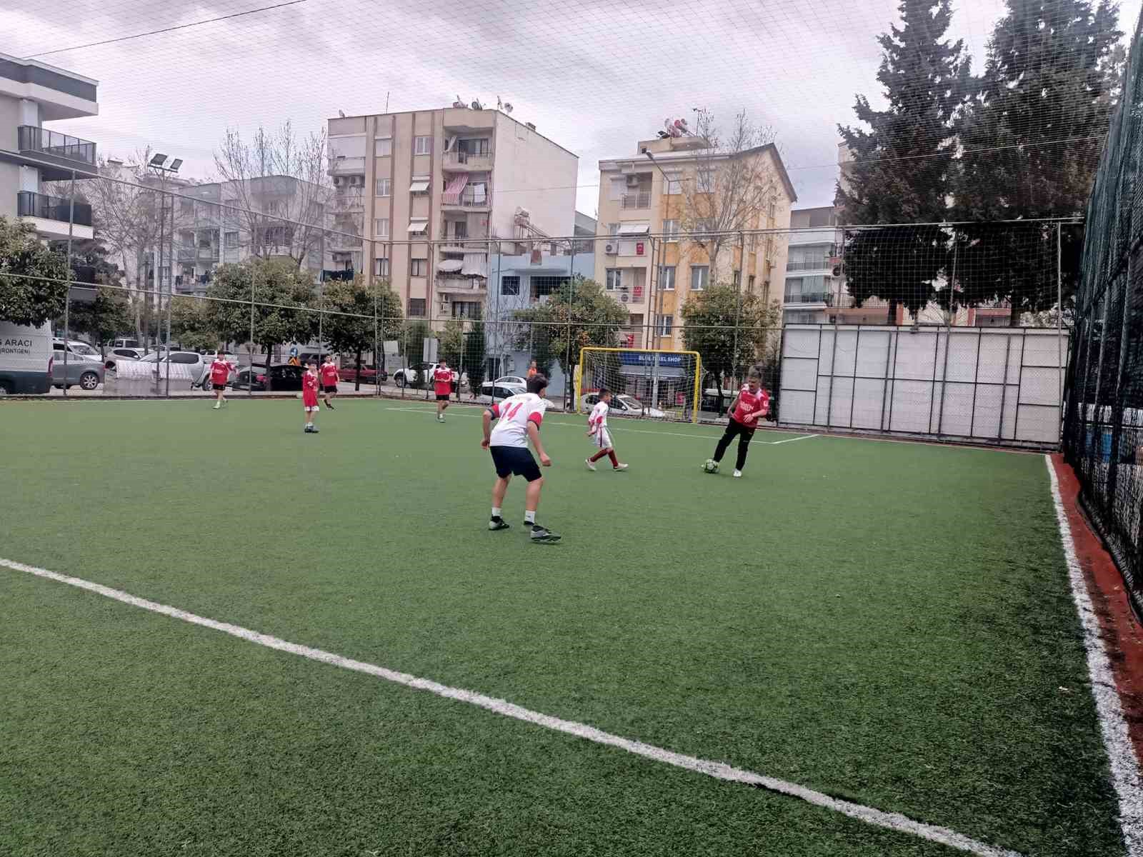 Çocuk evlerindeki gençler halı sahada ter döktü
