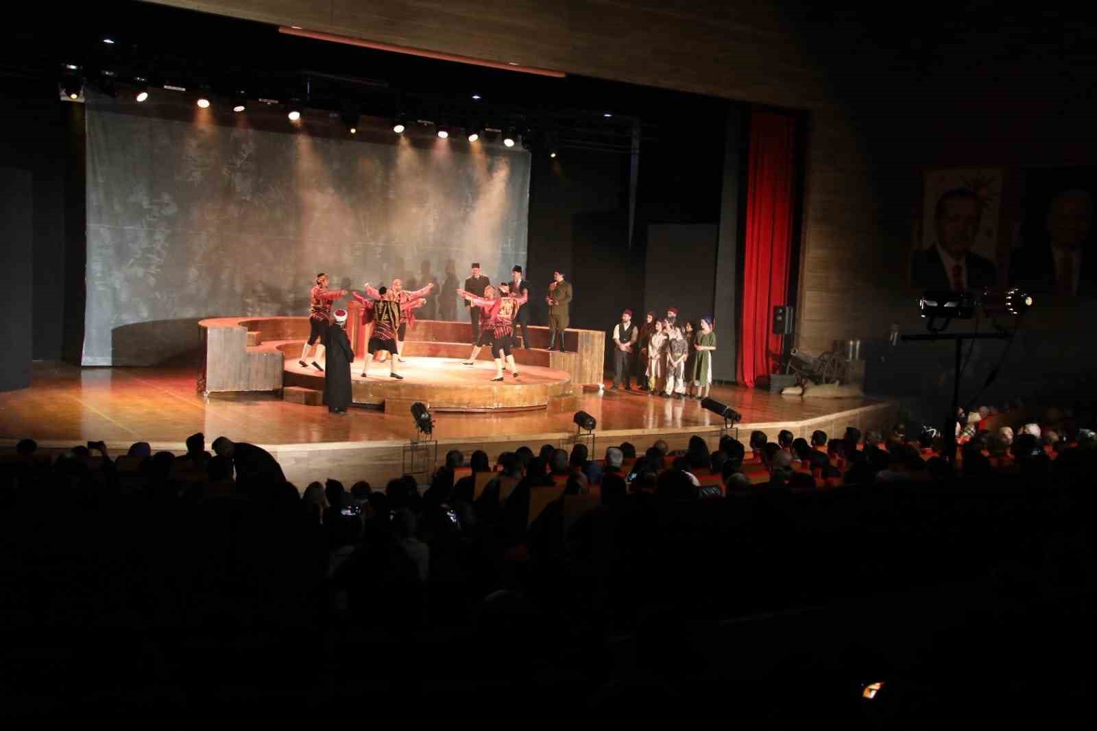 &lsquo;Cumhuriyete Doğru&rsquo; tiyatro oyunu Erzincan&rsquo;da sahnelendi
