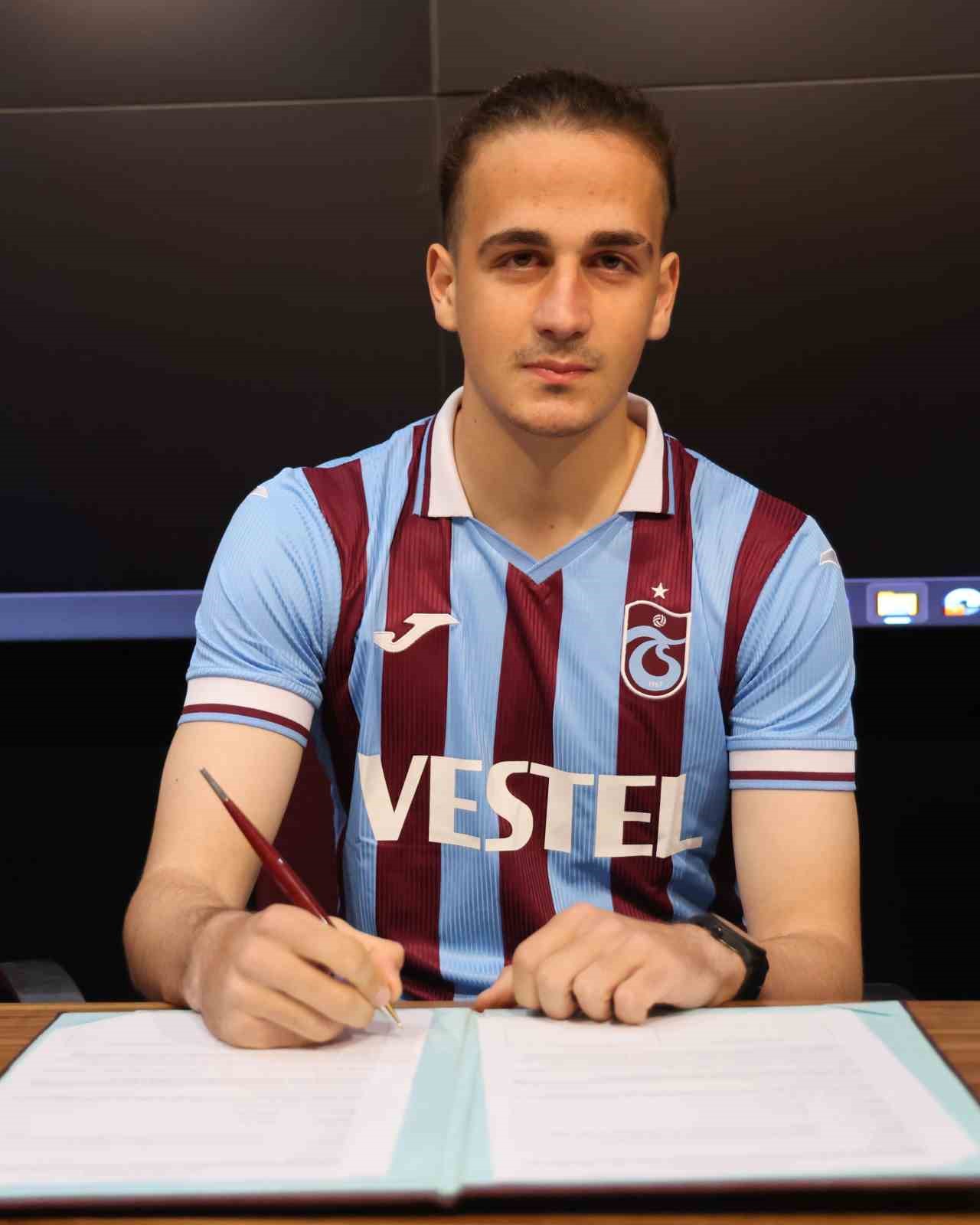 Trabzonspor alt yapısından yetişen 2 oyuncuyla sözleşme imzaladı