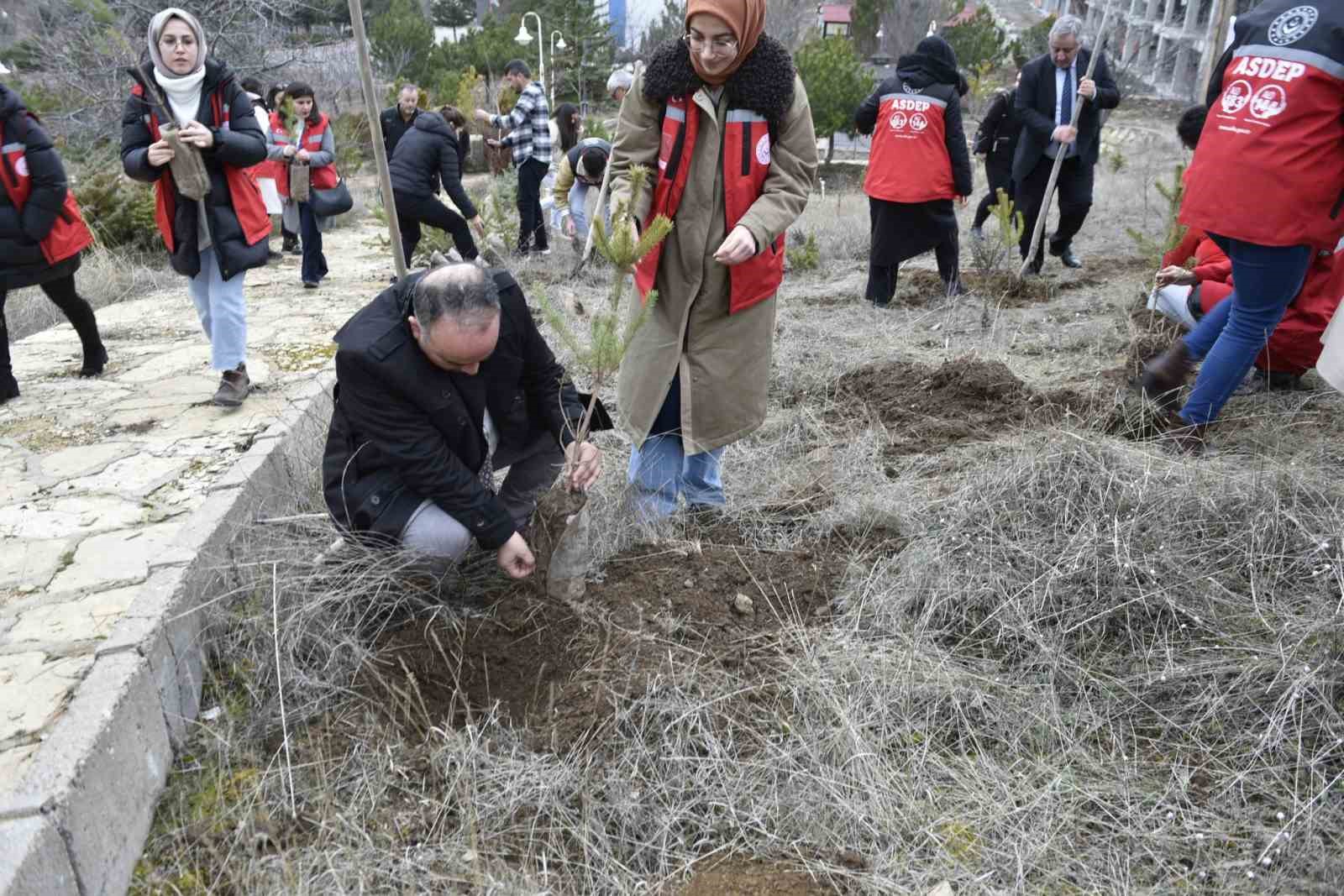 Yozgat&rsquo;ta 300 fidan, depremde hayatını kaybeden kadınlar anısına toprakla buluştu
