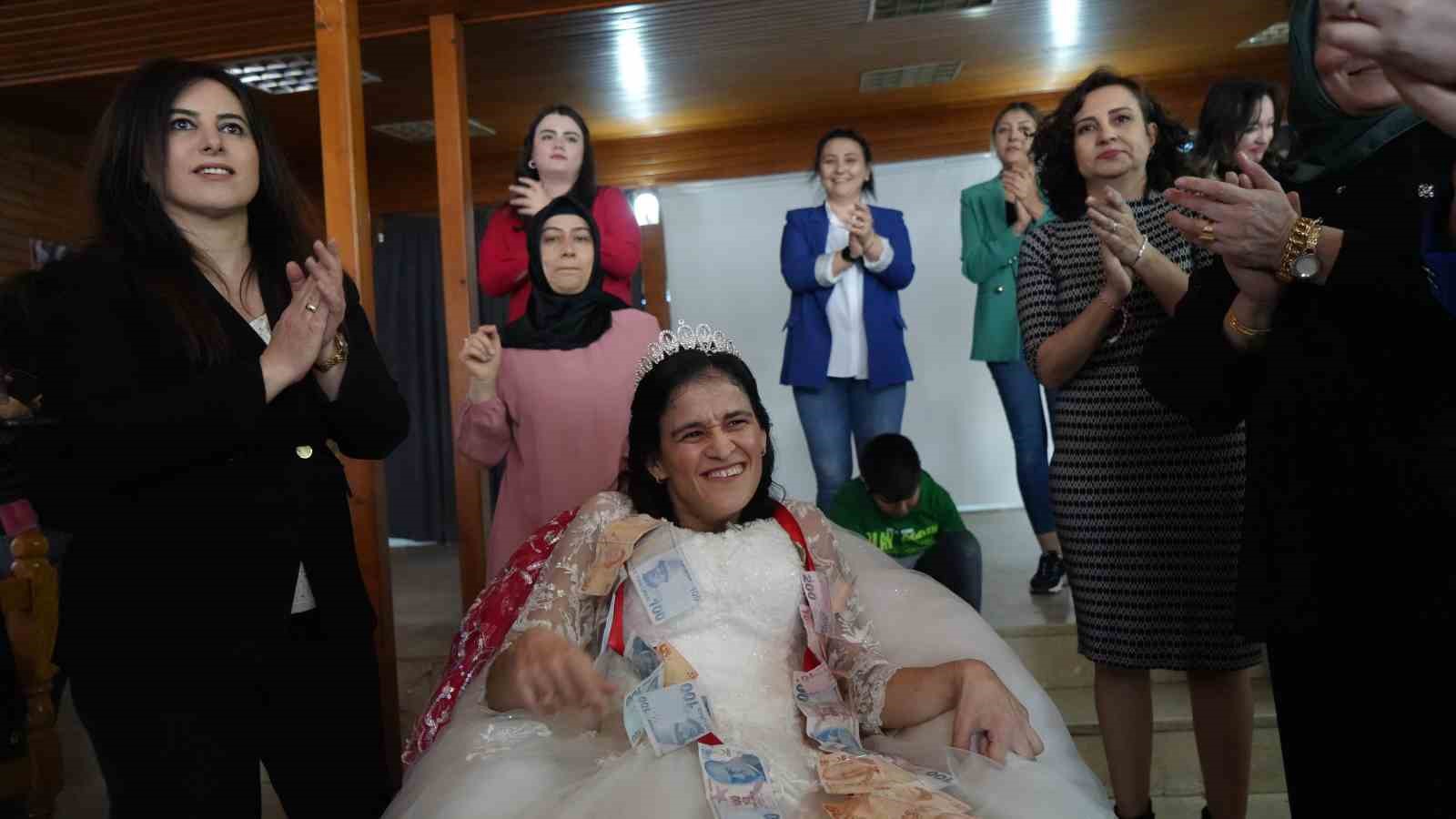 Zihinsel engelli depremzede Meltem&rsquo;in &rsquo;gelinlik giyme&rsquo; hayali ger&ccedil;ek oldu
