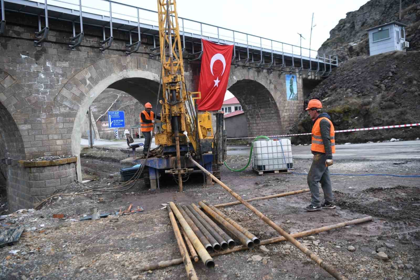 Maraş depremlerinde yardımlara geçiş sağlamıştı: Mutu Köprüsü yenileniyor
