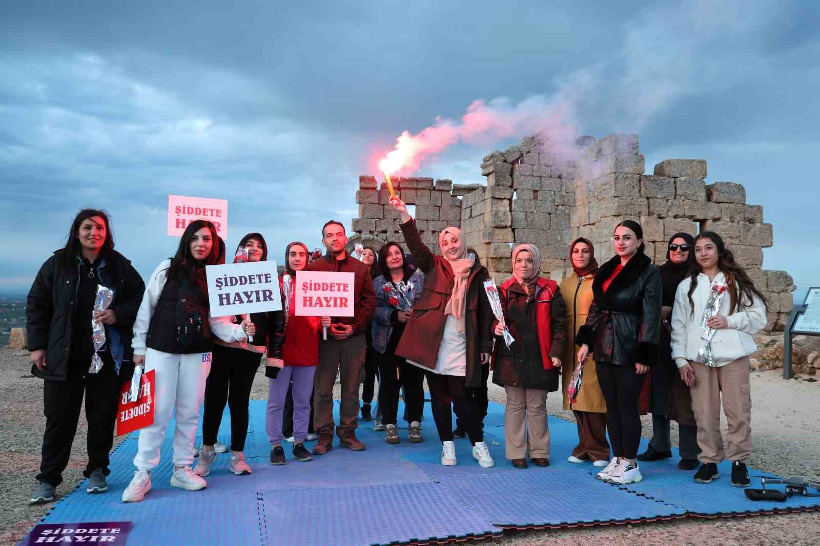 Roma’nın askeri garnizonunda 8 Mart’ta kadınlara pars yakın müdafaa eğitimi verildi
