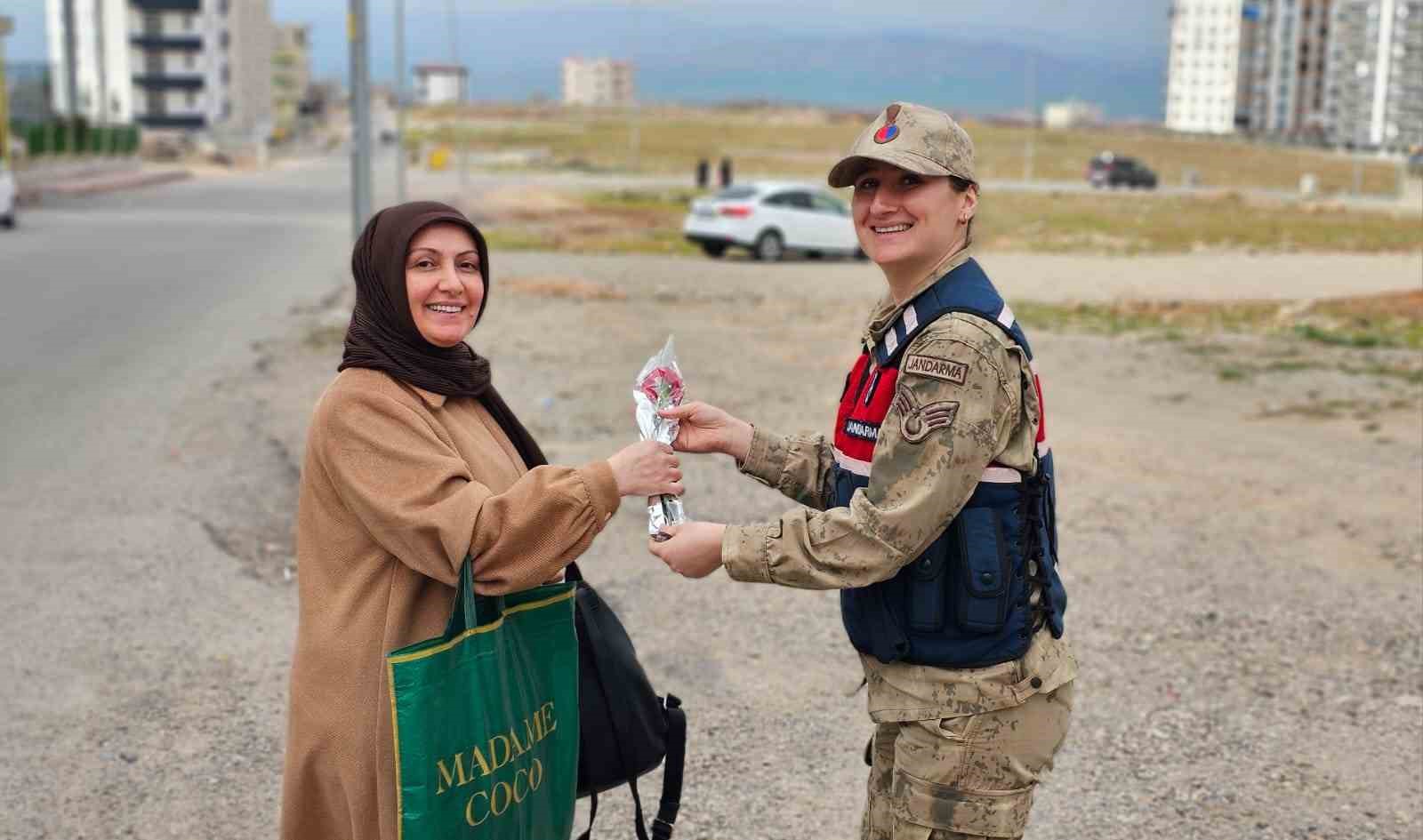 Siirt&rsquo;te jandarma kadınlara karanfil dağıtarak g&uuml;nlerini kutladı
