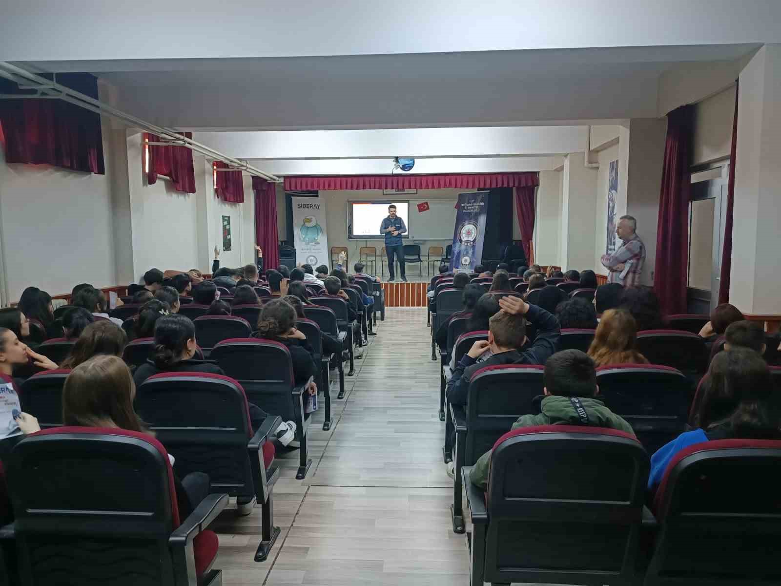 Okullarda SİBERAY programı s&uuml;r&uuml;yor
