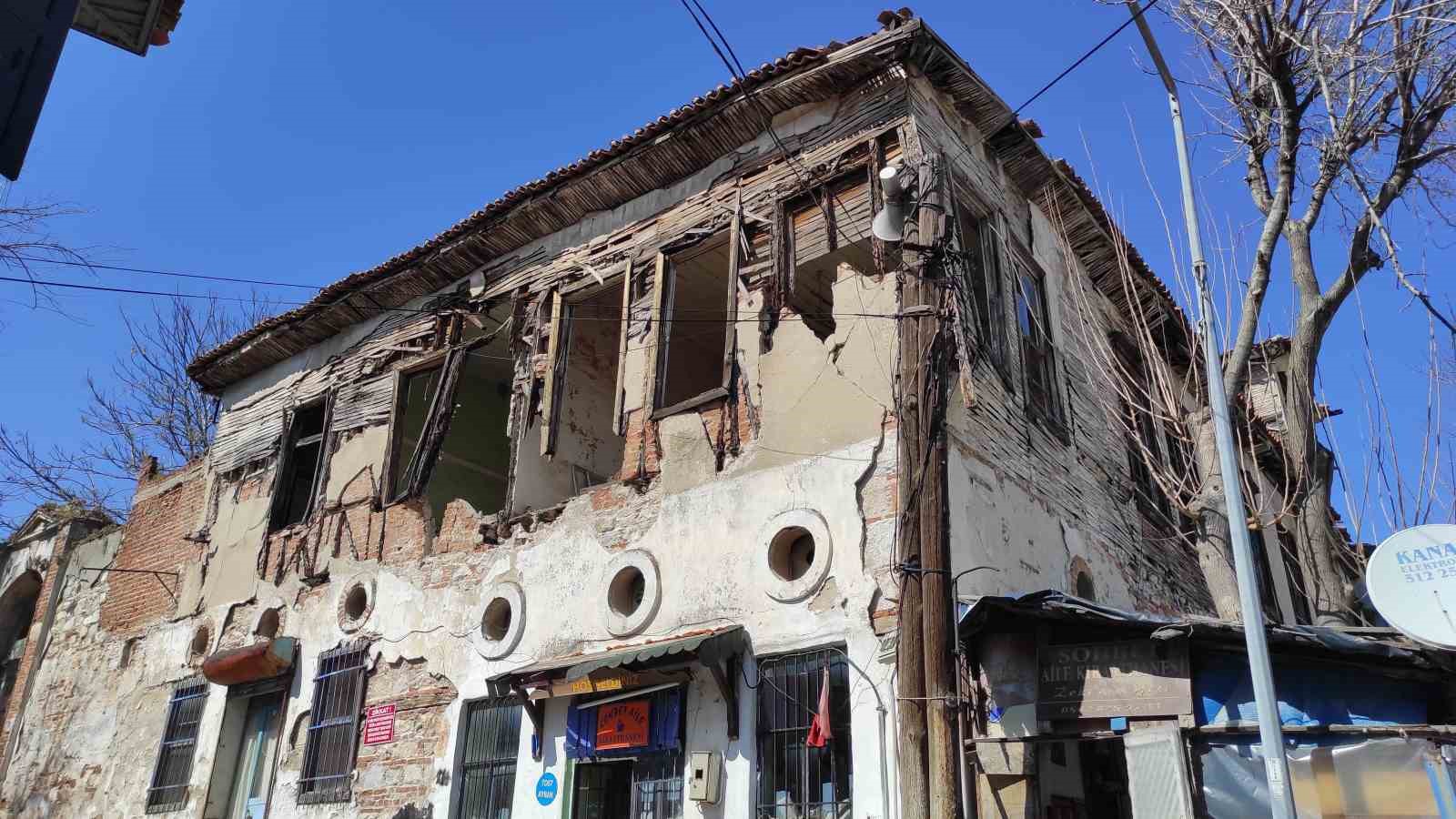 Milas Belediyesi&rsquo;nin dibindeki tehlikeyi hi&ccedil; bir yetkili aldırış etmiyor
