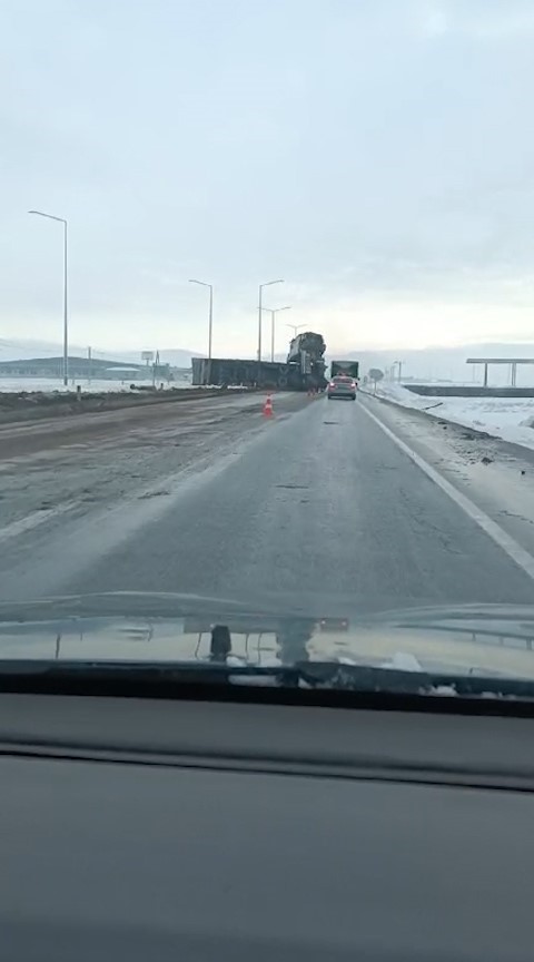 Kayganlaşan yolda meyve y&uuml;kl&uuml; tır devrildi: 1 yaralı
